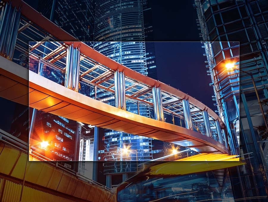 TV Crystal UHD làm nổi bật các chi tiết của cảnh quan thành phố sầm uất ở hậu cảnh với các chi tiết đầy màu sắc và độ rõ nét được nâng cao.